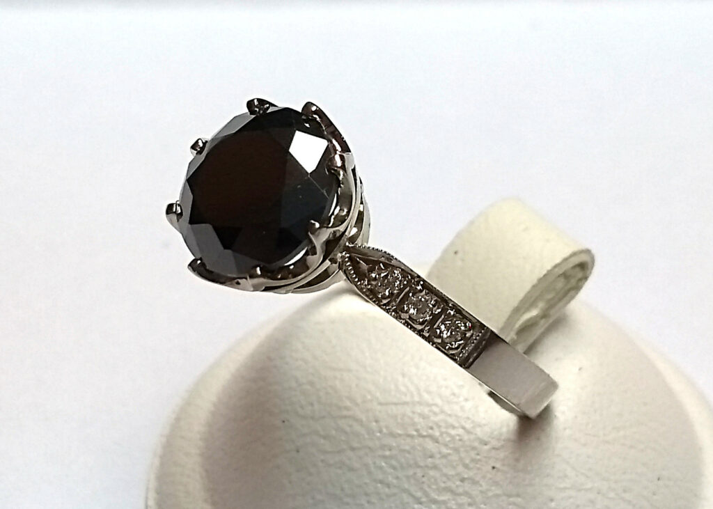 ELEGANCKI PIERŚCIONEK Z CZARNYM BRYLANTEM (PI38) ELEGANCKI PIERŚCIONEK Z CZARNYM BRYLANTEM (PI38)